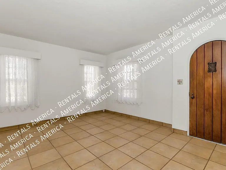 1119 E Silver St — Photo 10