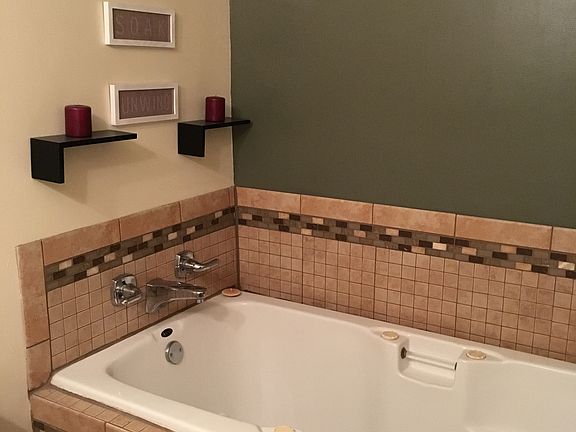 Bathroom / jacuzzi tub