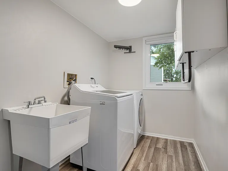 615 Chester Ct E — Photo 31