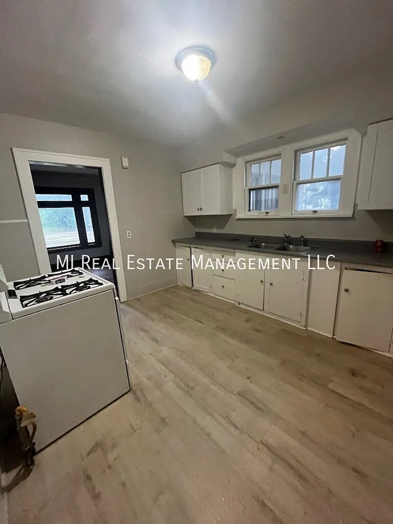 3 bed, 1.0 bath, 1100 sqft, $1,350 — Photo 2