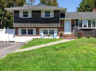 1 Gardenia Dr, Commack, NY 11725