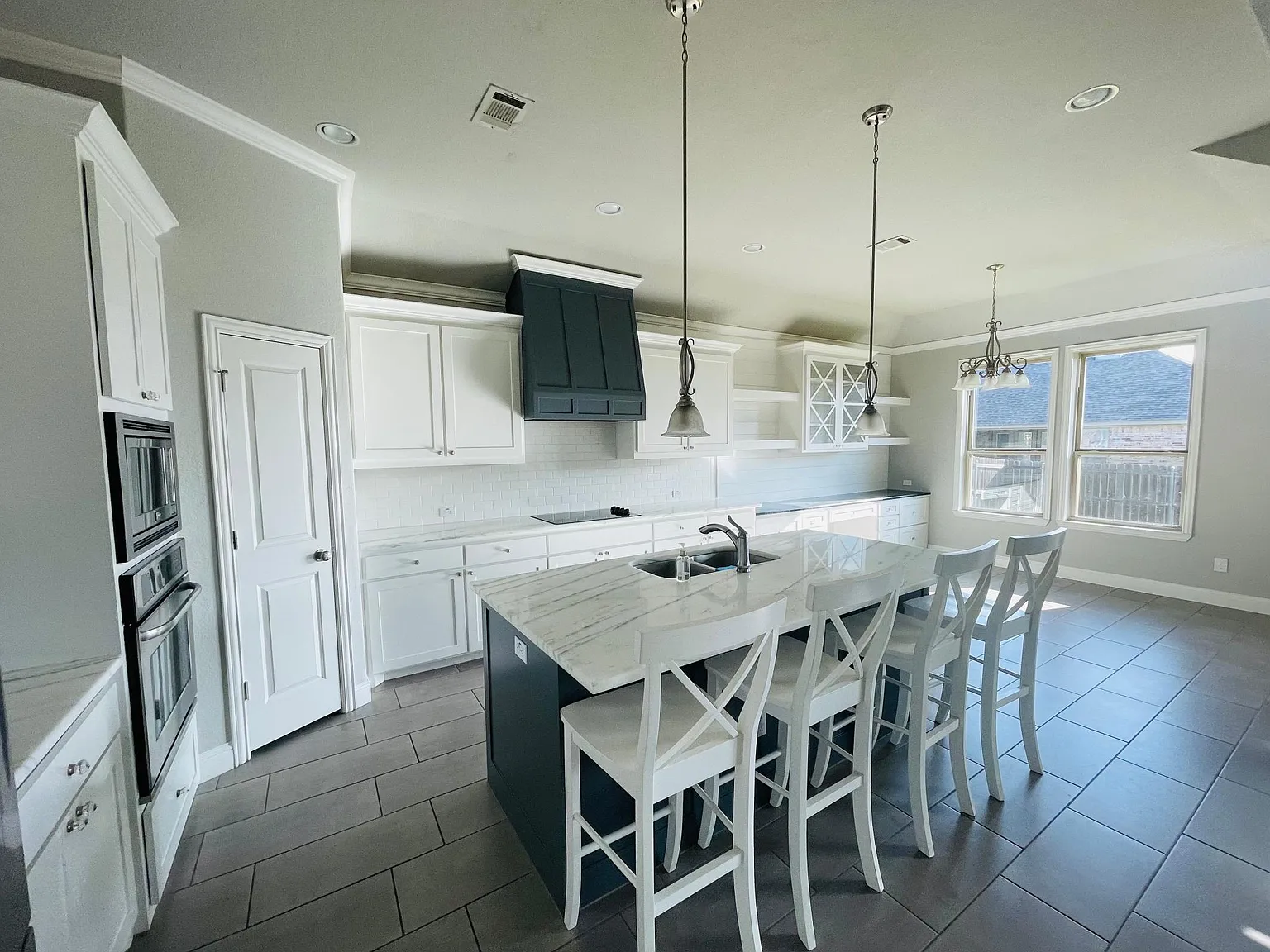 4 bed, 2342 sqft, $2,800 — Photo 3
