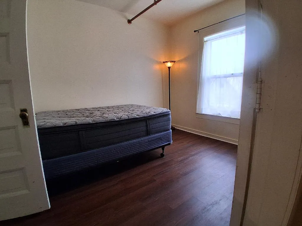 1 bed, 300 sqft, $900 — Photo 3