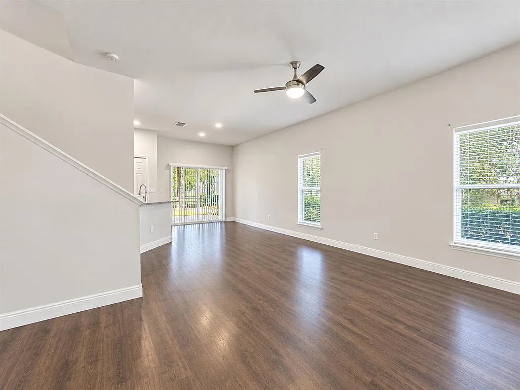 3 bed, 2.5 bath, 1333 sqft, $2,100 — Photo 3