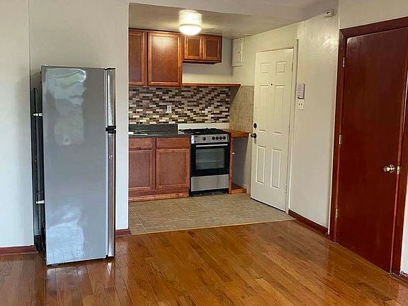 3rd image of 1077 Bergen St APT 7