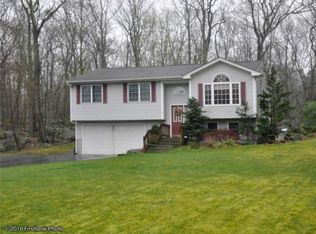 8 Crestview Dr, Scituate, RI 02857