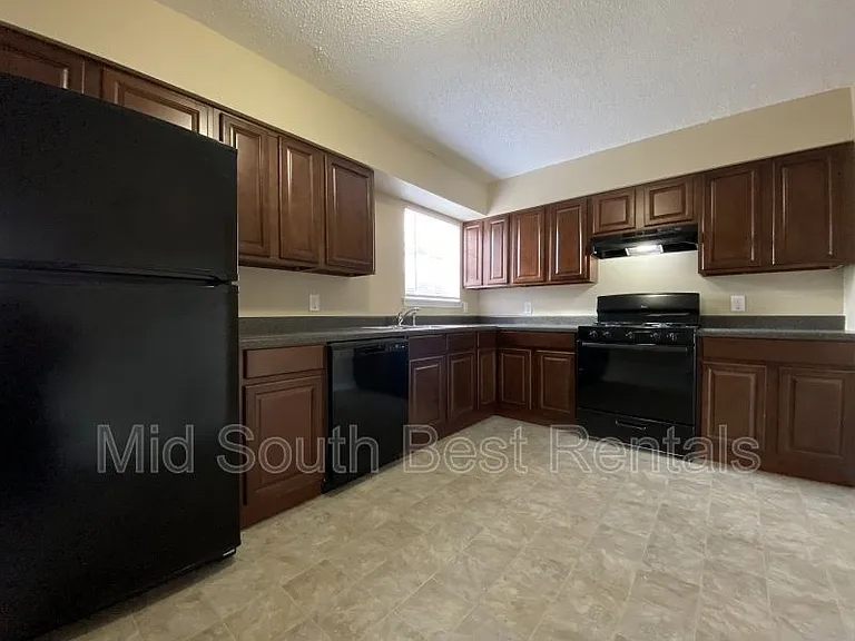 620 E Bethany Rd — Photo 3