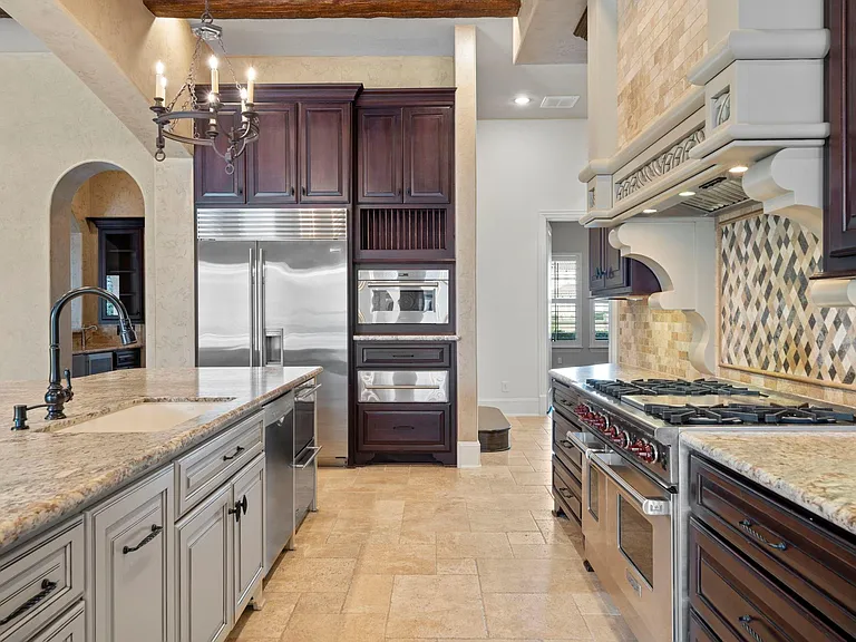 2102 Countryshire Ln — Photo 8