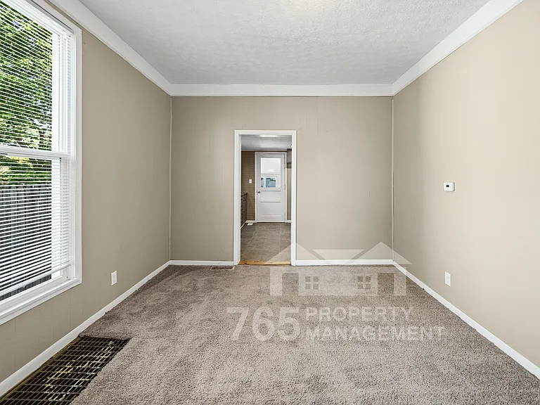 1706 Everett St — Photo 8