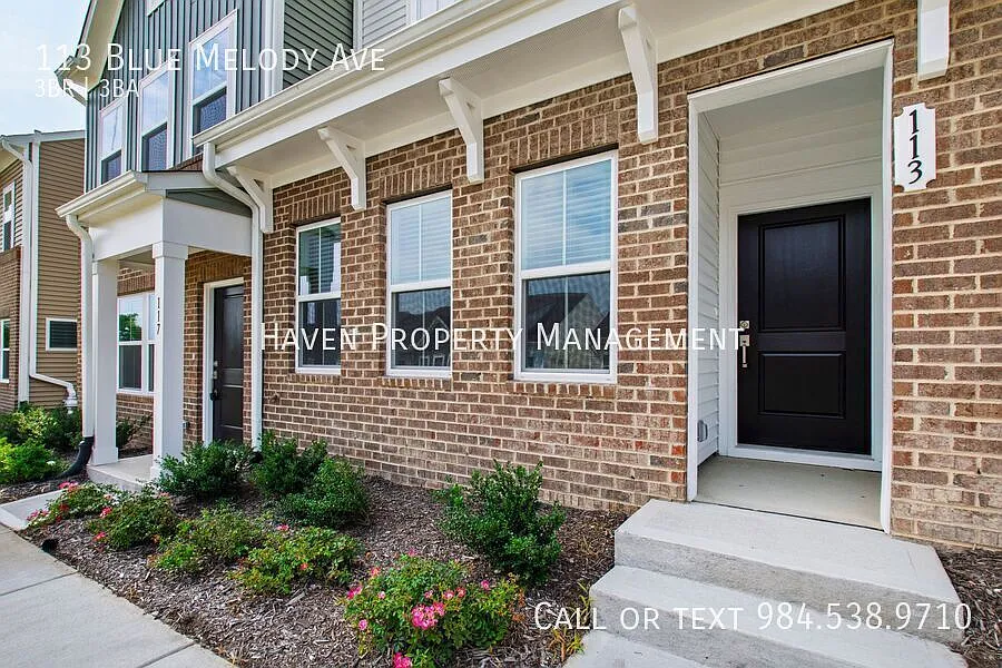 Charming 3-Bedroom Townhome in Renaissance at White Oak! — Photo 2