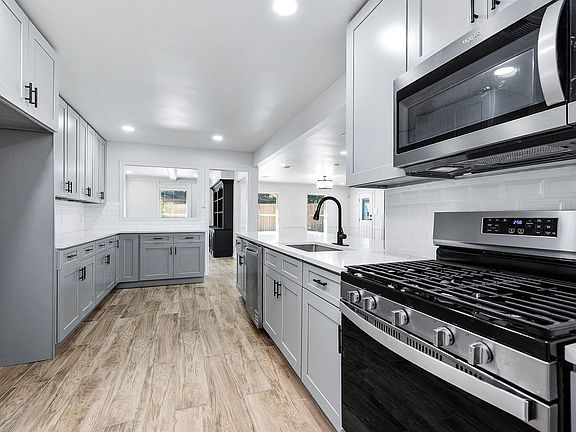 4th image of 3511 Tree Ln