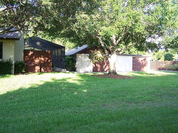  2 more garages at the back & work shop.