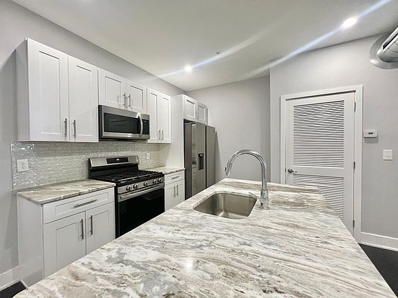 3rd image of 302 Richmond St #4