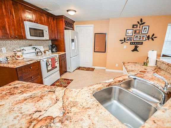 5th image of 6715 Fountain Ave