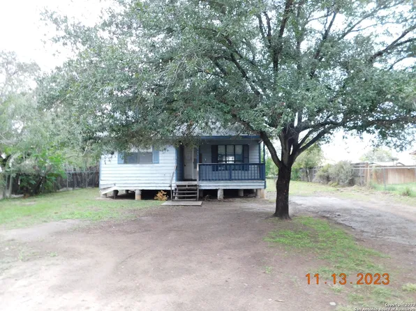 505 N SAYERS DR, Devine, TX 78016