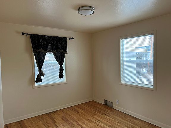 5th image of 985 Oakland St