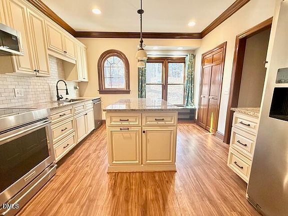 4th image of 6844 Gloucester Rd