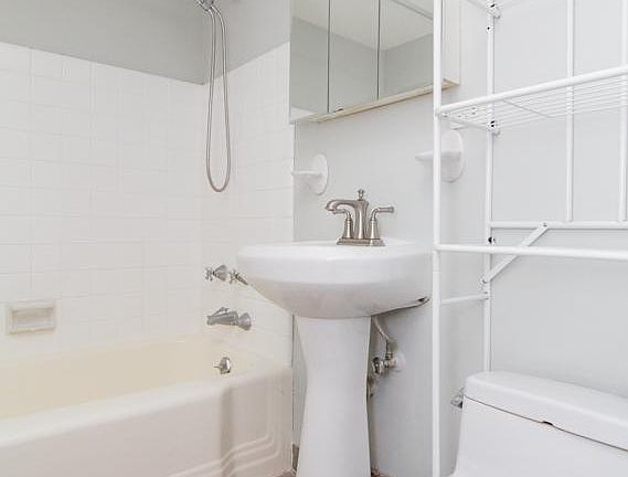 4th image of 445 W Wellington Ave #3GMG