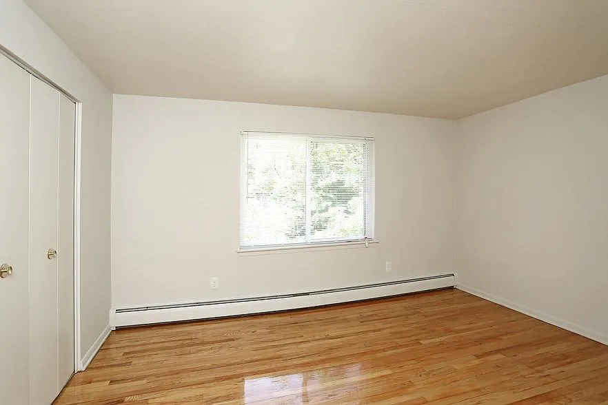 Brookside Gardens Apartments — Photo 2