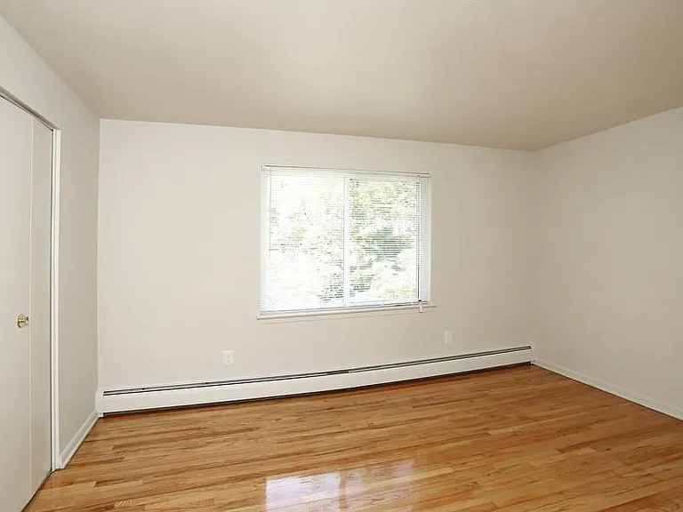 Brookside Gardens Apartments — Photo 2