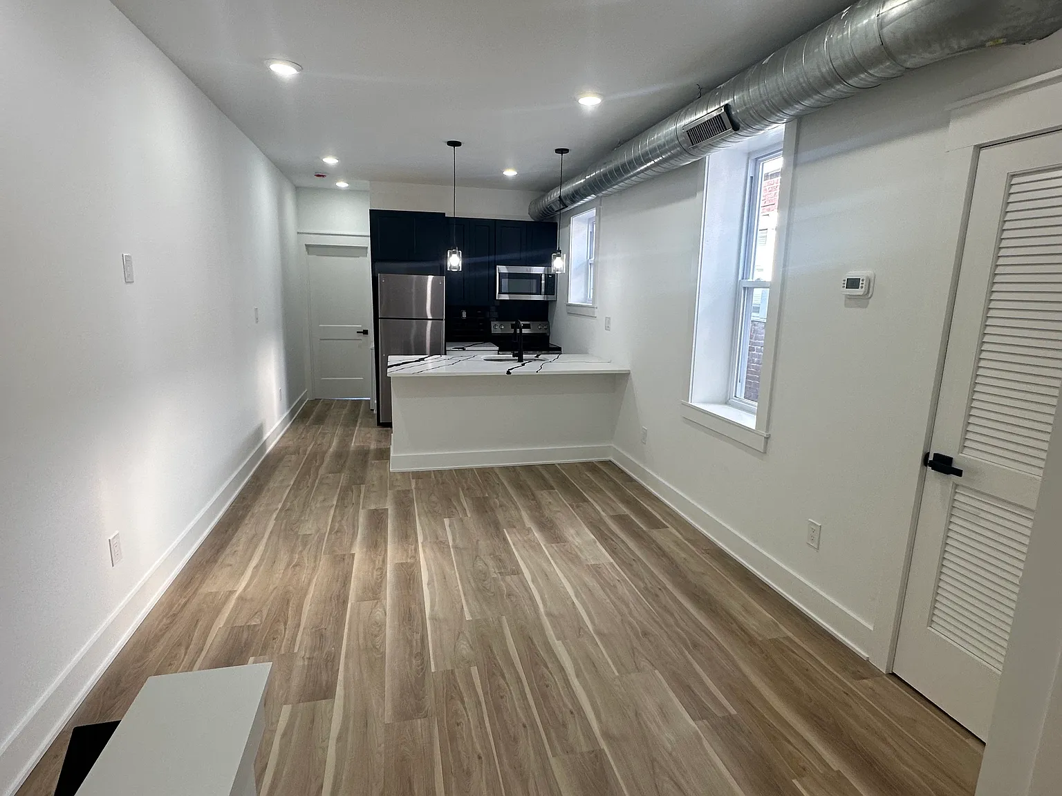 2 bed, 1000 sqft, $1,900 — Photo 3