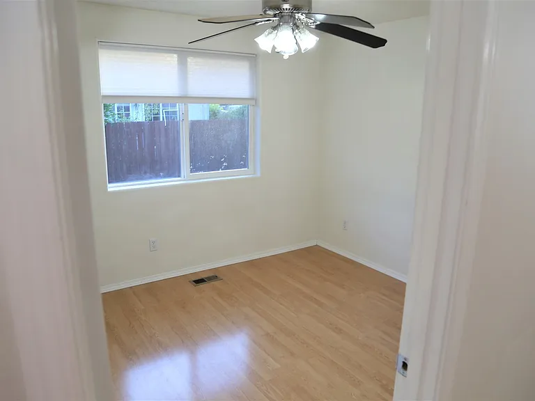 137 SW Wake Robin Ave — Photo 8