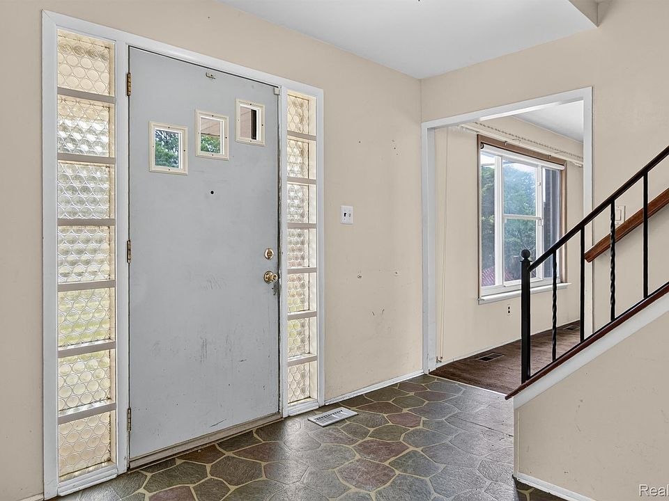 14075 Merriman Rd, photo 7