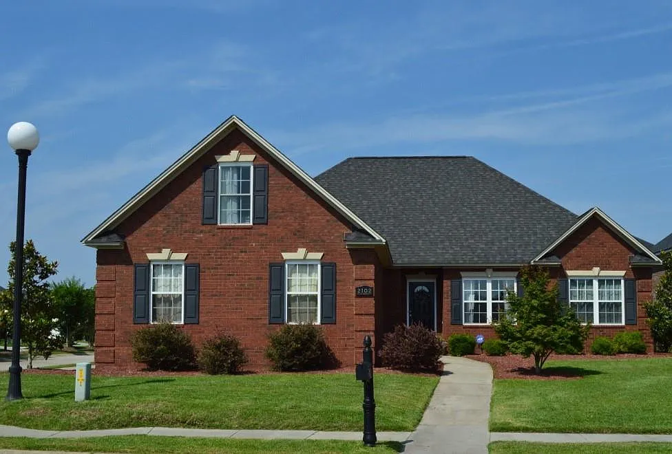 4 bed, 2.5 bath, 2005 sqft, $2,095 — Photo 1