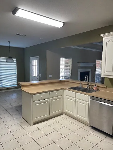 3 bed, 2.0 bath, 1999 sqft, $2,350 — Photo 2