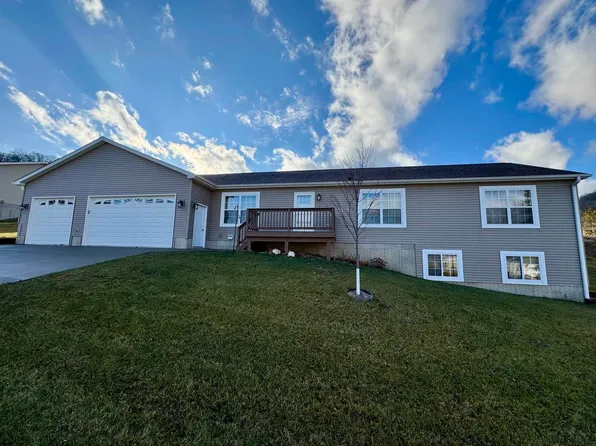 225 Knolls St, Lansing, IA 52151