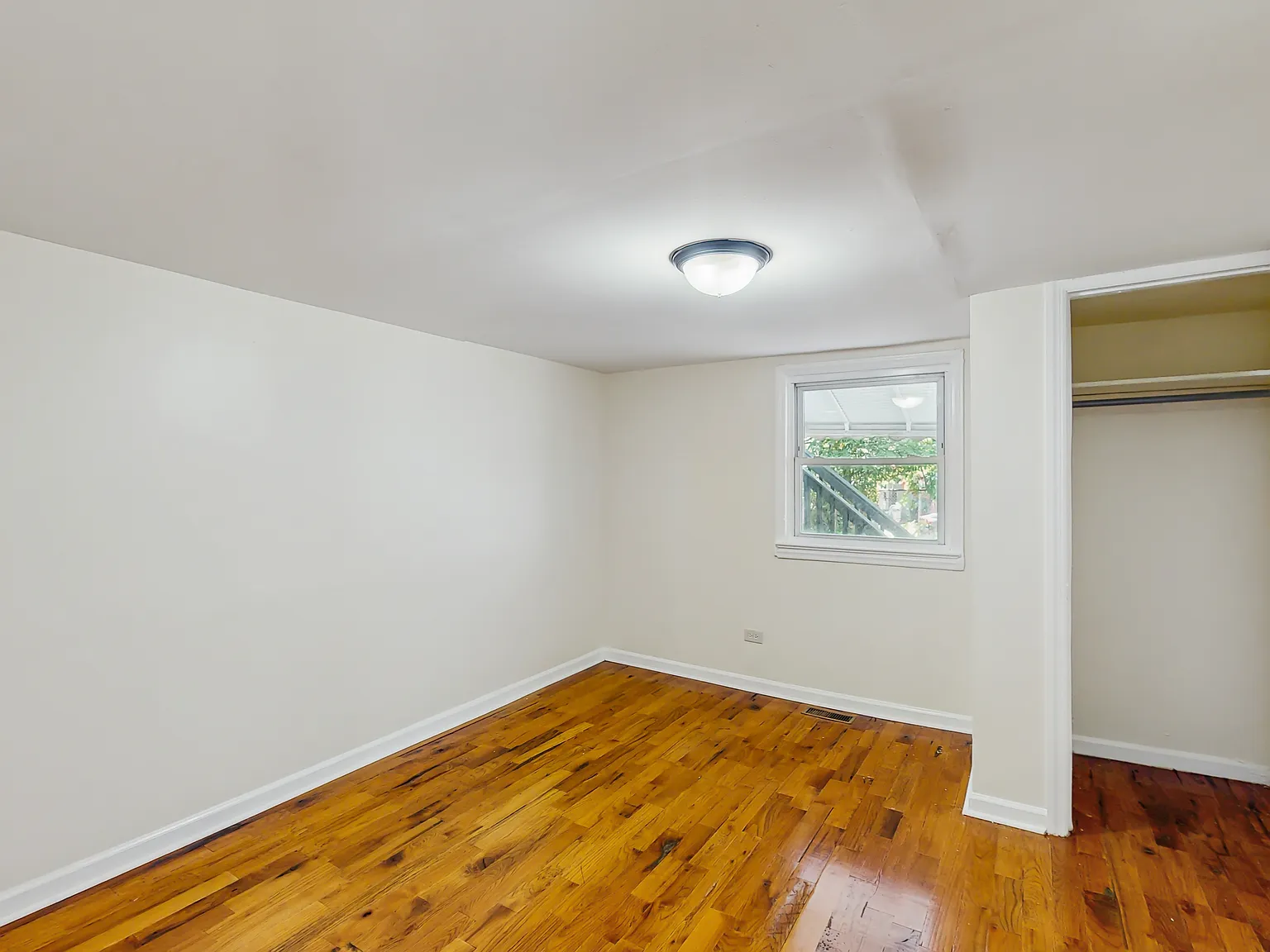 3 bed, 700 sqft, $1,900 — Photo 3
