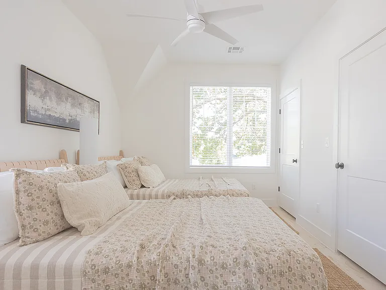 321 E Freeport St — Photo 34