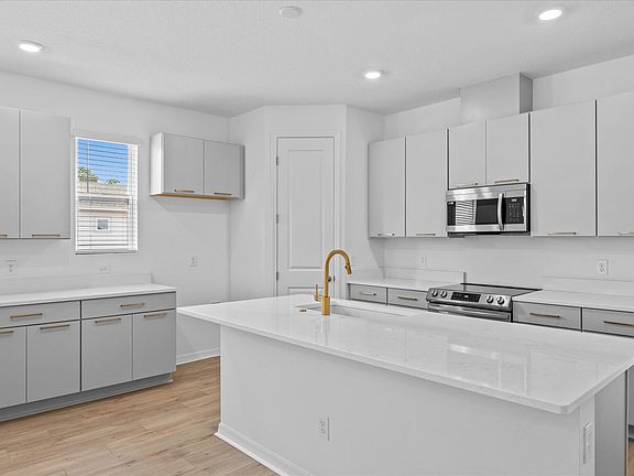 4th image of 2966 Scout St