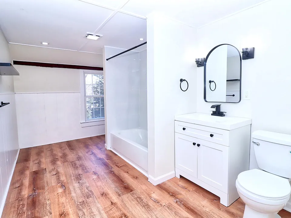 Massive Full bath