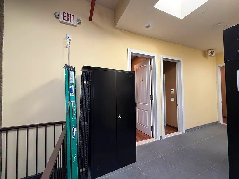 365 W 46th St #301 — Photo 10