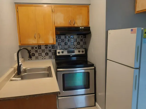 961 N White St, Hanford, CA 93230