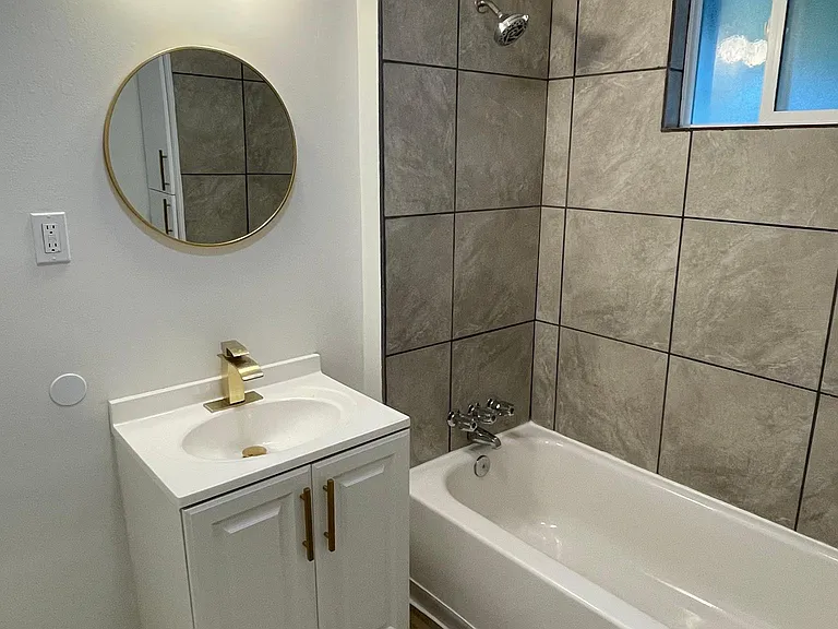133 S Grand Ave — Photo 15