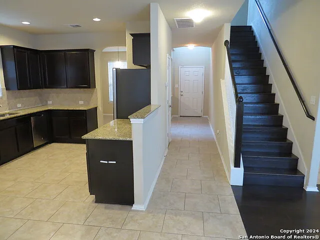 3 bed, 2.5 bath, 2129 sqft, $2,100 — Photo 3