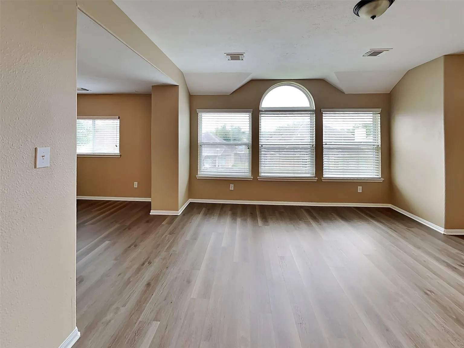 5 bed, 3.5 bath, 3684 sqft, $2,920 — Photo 3