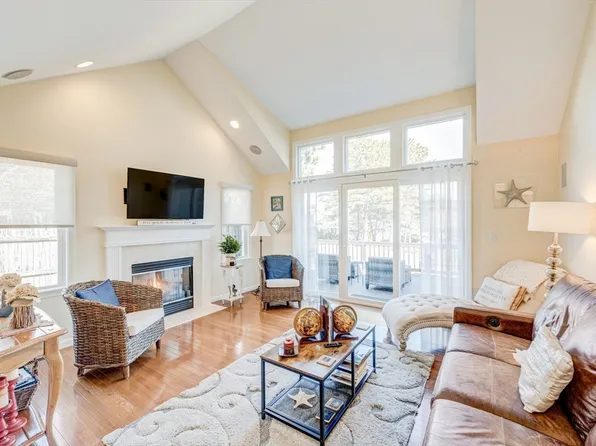 34 Kates Gln, Plymouth, MA 02360