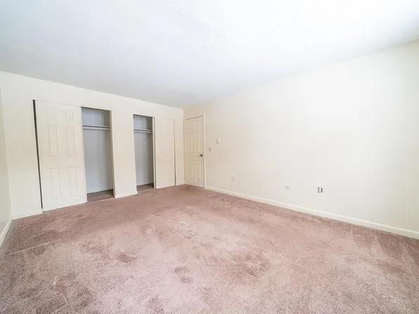 1 Charleston Ave APT 7, Londonderry, NH 03053