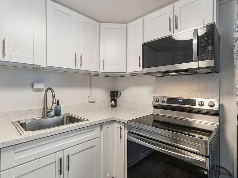 225 Queen St #8C — Photo 9
