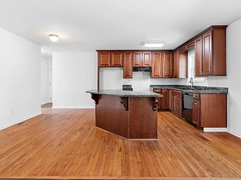 80 Castle Ct — Photo 4