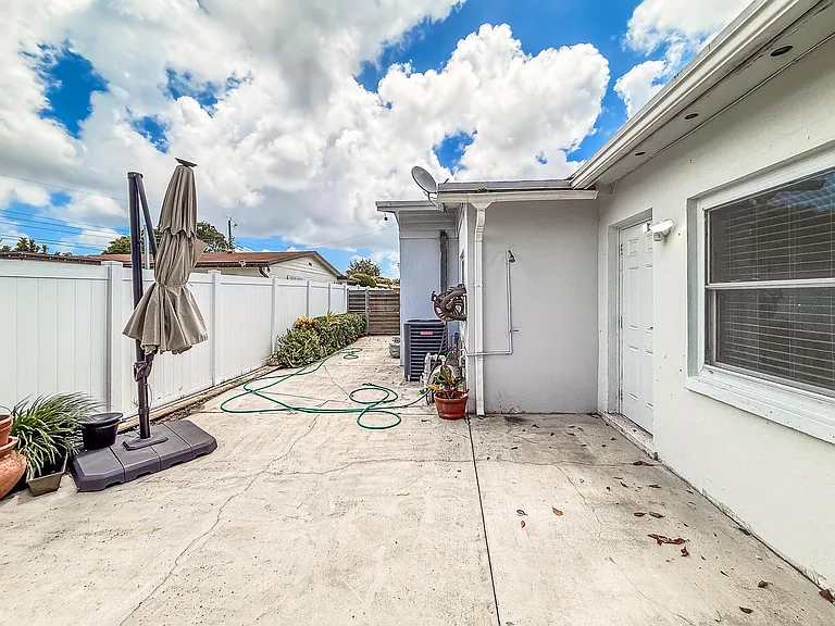 1200 NW 76th Ave — Photo 25