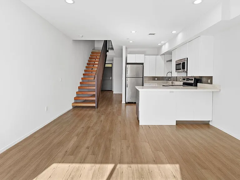 Echo Designer Loft Apartments — Photo 18