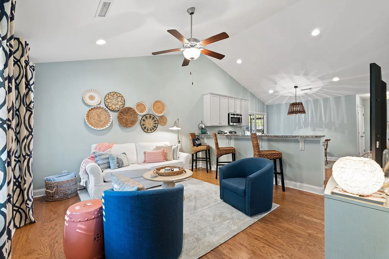 3 bed, 2.0 bath, $3,465 — Photo 3