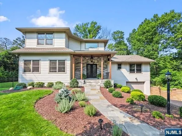 231 Mabel Pl, Franklin Lakes, NJ 07417