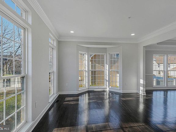 4th image of 10818 Constitution Dr