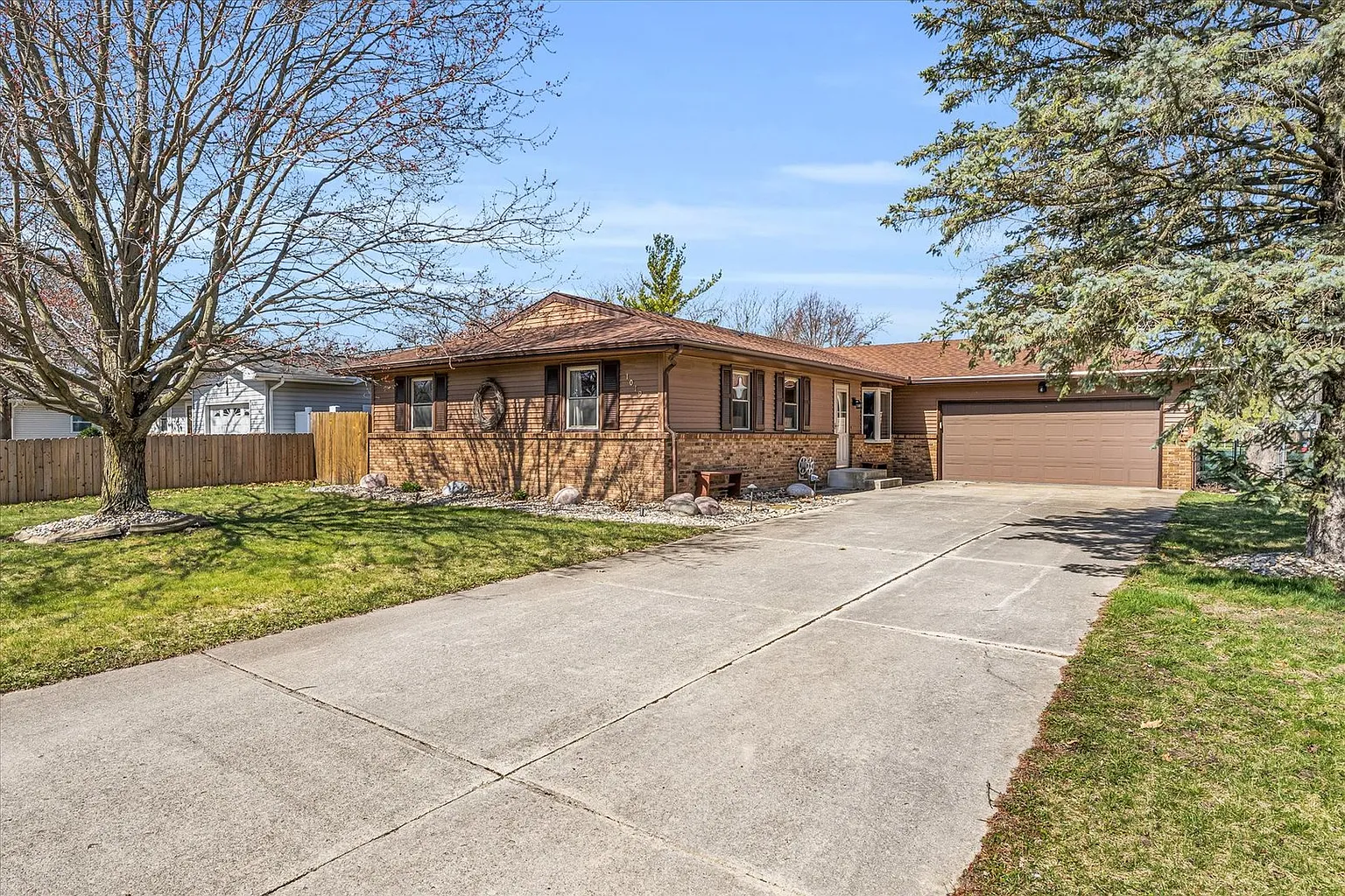 1019 Oakcrest Dr photo 1