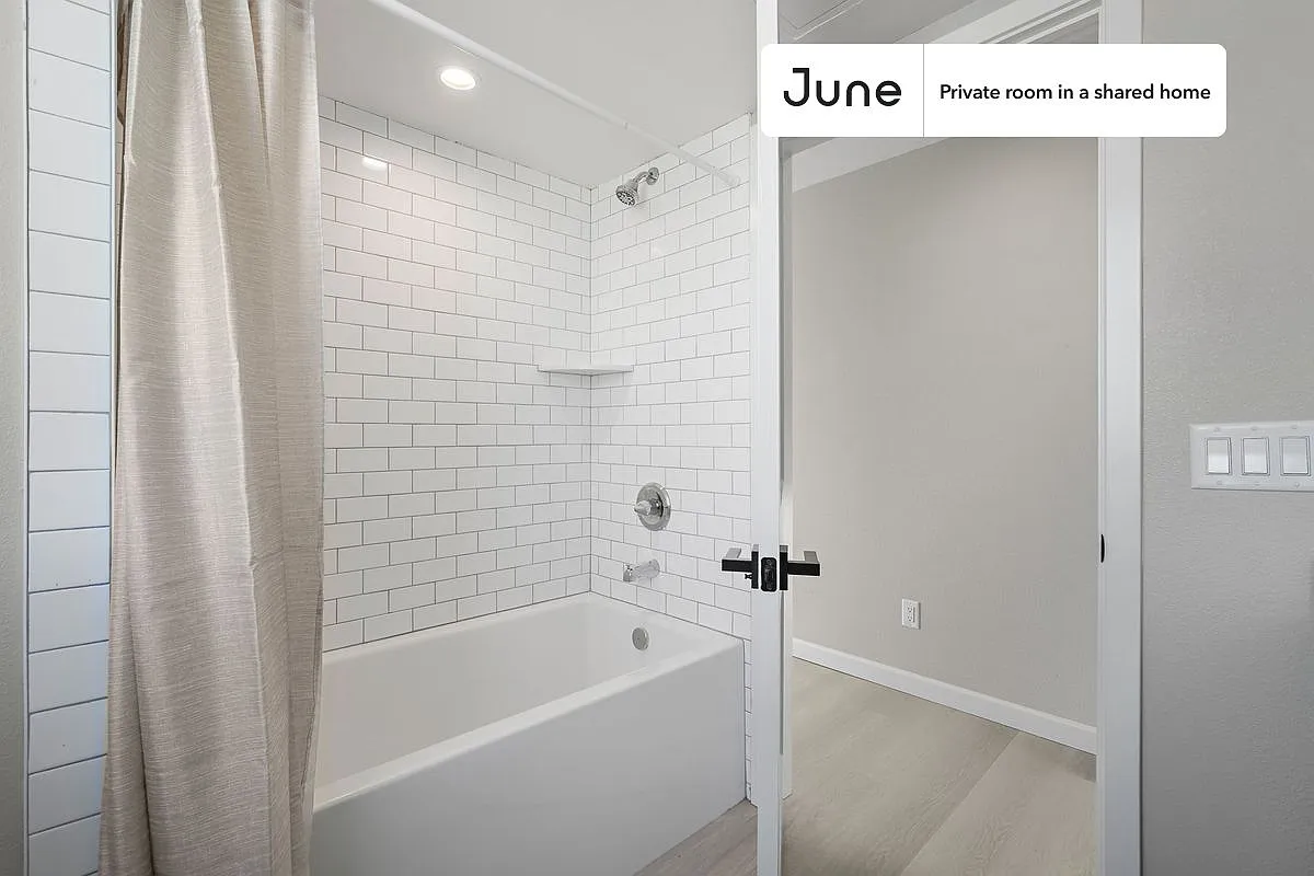 Queen bedroom in 5 bed/5 bath home in Boyle Heights #1829 D — Photo 4
